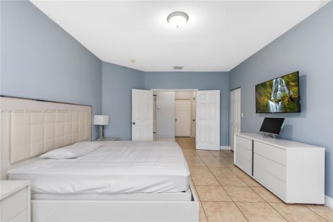 Casa en venta en Miami, Florida, 4 dormitorios, 175.4 m2 № 1969371 - foto 23