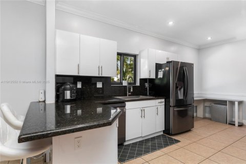 Casa en venta en Miami, Florida, 4 dormitorios, 175.4 m2 № 1969371 - foto 14