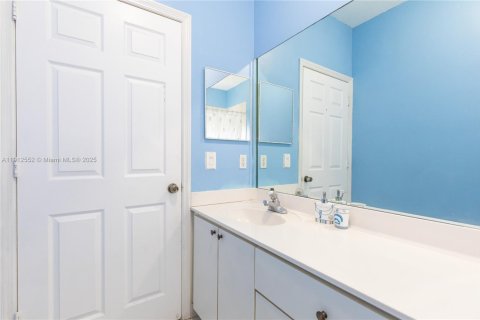 Casa en venta en Miami, Florida, 4 dormitorios, 175.4 m2 № 1969371 - foto 29