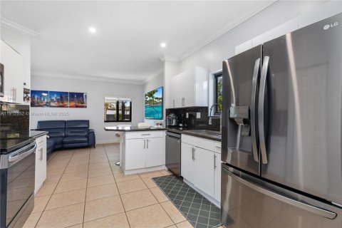Casa en venta en Miami, Florida, 4 dormitorios, 175.4 m2 № 1969371 - foto 16