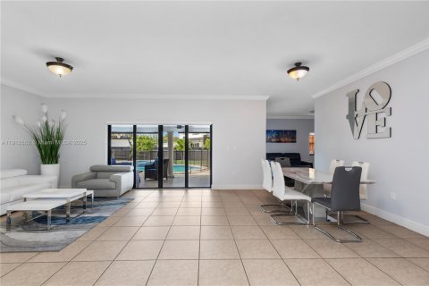Casa en venta en Miami, Florida, 4 dormitorios, 175.4 m2 № 1969371 - foto 6