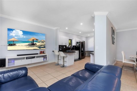 Casa en venta en Miami, Florida, 4 dormitorios, 175.4 m2 № 1969371 - foto 12