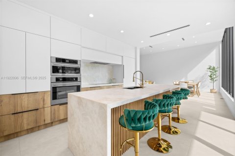 Casa en venta en Miami, Florida, 4 dormitorios, 268.49 m2 № 1982715 - foto 21