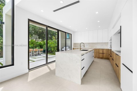 Casa en venta en Miami, Florida, 4 dormitorios, 268.49 m2 № 1982715 - foto 20