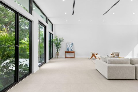 Casa en venta en Miami, Florida, 4 dormitorios, 268.49 m2 № 1982715 - foto 8