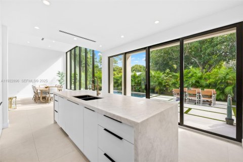 Casa en venta en Miami, Florida, 4 dormitorios, 268.49 m2 № 1982715 - foto 22