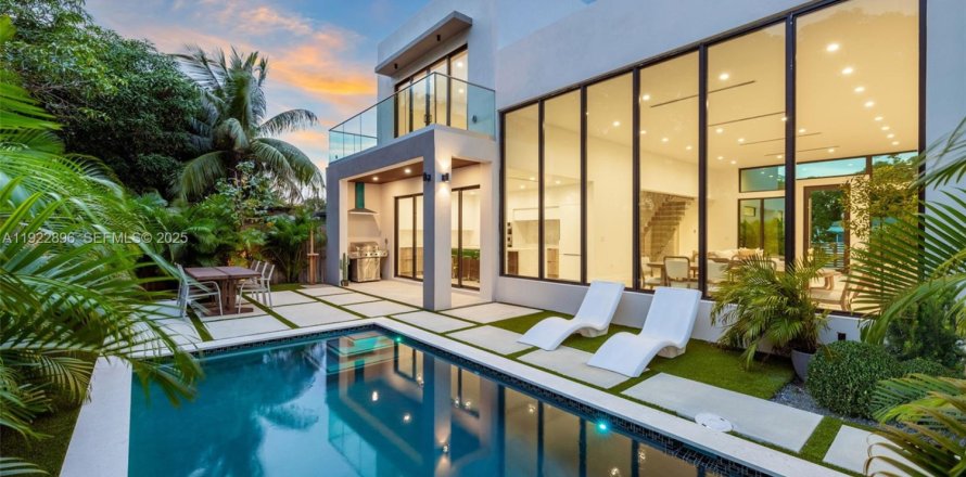 Casa en Miami, Florida 4 dormitorios, 268.49 m2 № 1982715