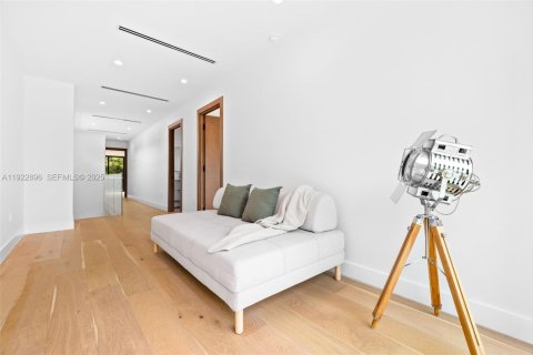 Casa en venta en Miami, Florida, 4 dormitorios, 268.49 m2 № 1982715 - foto 28