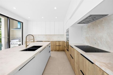 Casa en venta en Miami, Florida, 4 dormitorios, 268.49 m2 № 1982715 - foto 18