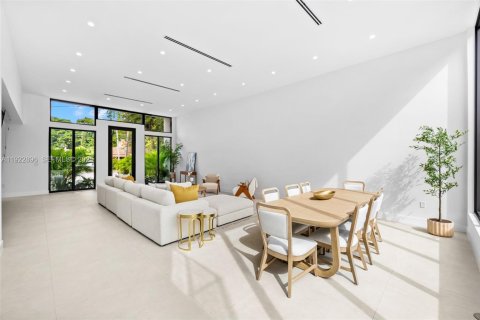 Casa en venta en Miami, Florida, 4 dormitorios, 268.49 m2 № 1982715 - foto 13