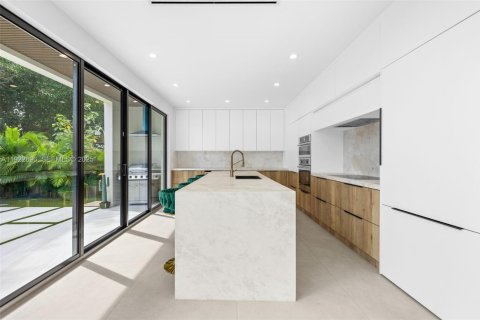 Casa en venta en Miami, Florida, 4 dormitorios, 268.49 m2 № 1982715 - foto 19