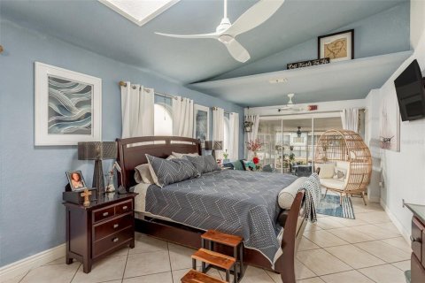 House in New Port Richey, Florida 3 bedrooms, 230.77 sq.m. № 1837558 - photo 25