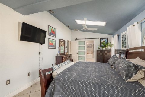 House in New Port Richey, Florida 3 bedrooms, 230.77 sq.m. № 1837558 - photo 30