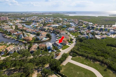 House in New Port Richey, Florida 3 bedrooms, 230.77 sq.m. № 1837558 - photo 2