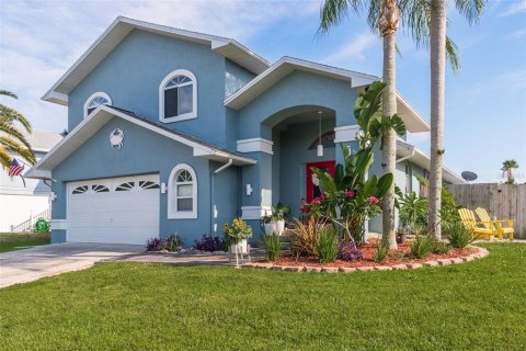House in New Port Richey, Florida 3 bedrooms, 230.77 sq.m. № 1837558 - photo 1