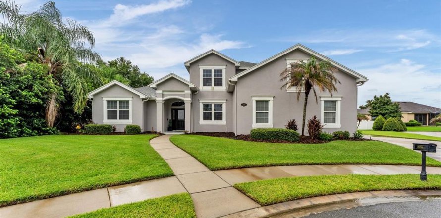 House in Lakeland, Florida 5 bedrooms, 246.01 sq.m. № 2150168