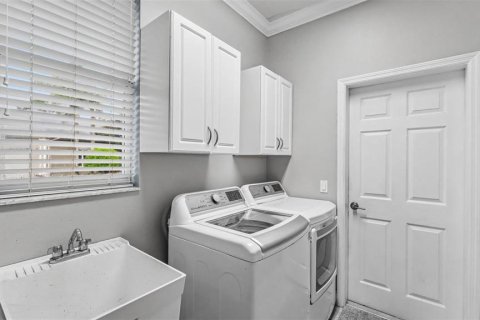 House in Lakeland, Florida 5 bedrooms, 246.01 sq.m. № 2150168 - photo 23