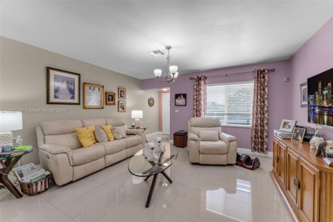 House in Homestead, Florida 3 bedrooms, 107.86 sq.m. № 1786981 - photo 5