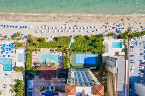 Condo in Hallandale Beach, Florida, 2 bedrooms  № 1868377 - photo 8