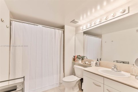 Condo in Hallandale Beach, Florida, 2 bedrooms  № 1868377 - photo 25