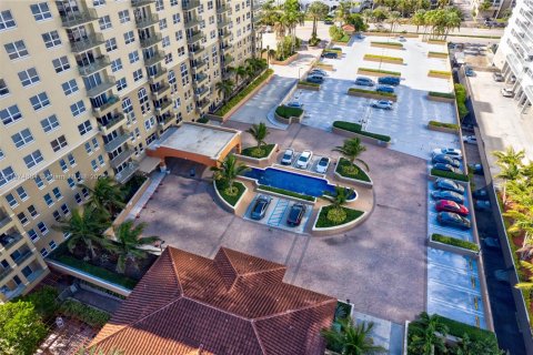 Condo in Hallandale Beach, Florida, 2 bedrooms  № 1868377 - photo 13