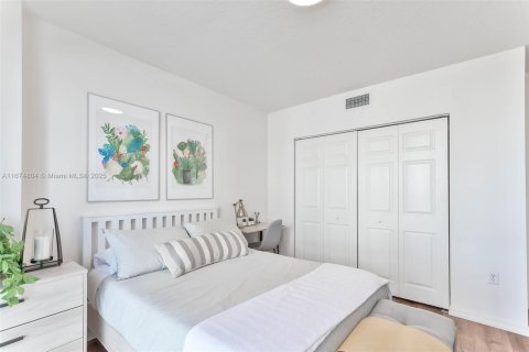 Condo in Hallandale Beach, Florida, 2 bedrooms  № 1868377 - photo 28