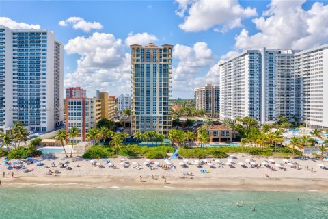 Condo in Hallandale Beach, Florida, 2 bedrooms  № 1868377 - photo 6
