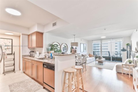 Condo in Hallandale Beach, Florida, 2 bedrooms  № 1868377 - photo 16