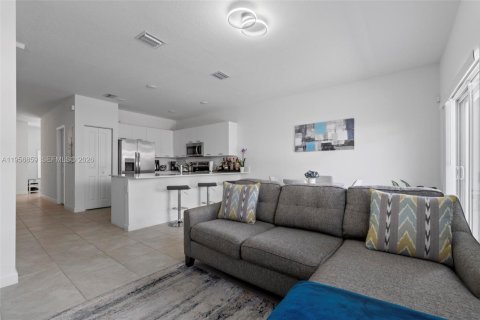 House in Miami, Florida 3 bedrooms, 143.53 sq.m. № 2080112 - photo 18
