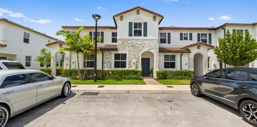 House in Miami, Florida 3 bedrooms, 143.53 sq.m. № 2080112