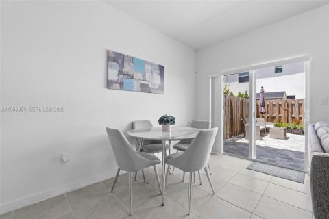 House in Miami, Florida 3 bedrooms, 143.53 sq.m. № 2080112 - photo 19