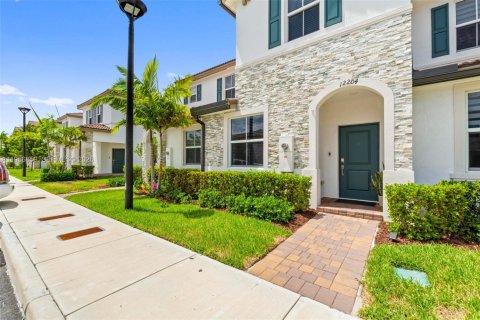House in Miami, Florida 3 bedrooms, 143.53 sq.m. № 2080112 - photo 2
