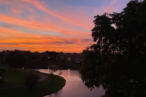 Купить кондоминиум в Лодерхилл, Флорида 2 спальни, 96.62м2, № 1932033 - фото 1