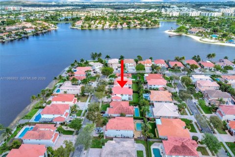 Villa ou maison à louer à Doral, Floride: 6 chambres, 275.46 m2 № 2028774 - photo 2