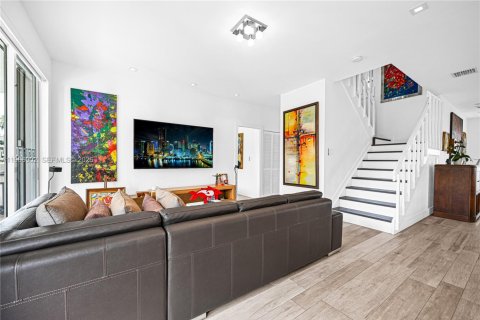 Villa ou maison à louer à Doral, Floride: 6 chambres, 275.46 m2 № 2028774 - photo 15