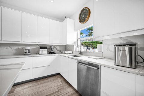 Villa ou maison à louer à Doral, Floride: 6 chambres, 275.46 m2 № 2028774 - photo 10