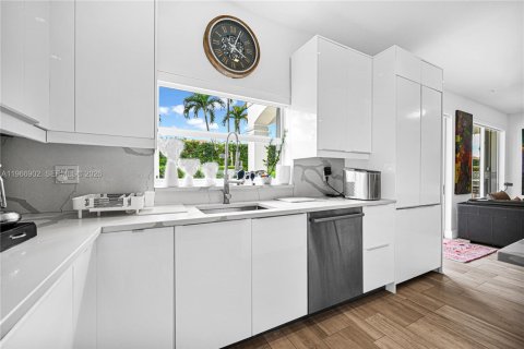 Villa ou maison à louer à Doral, Floride: 6 chambres, 275.46 m2 № 2028774 - photo 11