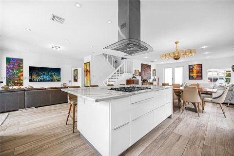 Villa ou maison à louer à Doral, Floride: 6 chambres, 275.46 m2 № 2028774 - photo 12