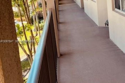 Condo in Pembroke Pines, Florida, 2 bedrooms  № 2290150 - photo 2