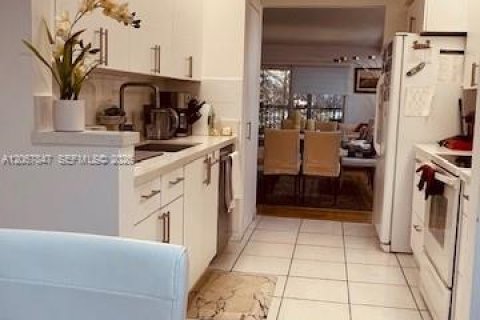 Condo in Pembroke Pines, Florida, 2 bedrooms  № 2290150 - photo 8