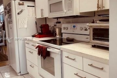 Condo in Pembroke Pines, Florida, 2 bedrooms  № 2290150 - photo 10