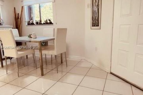 Condo in Pembroke Pines, Florida, 2 bedrooms  № 2290150 - photo 5