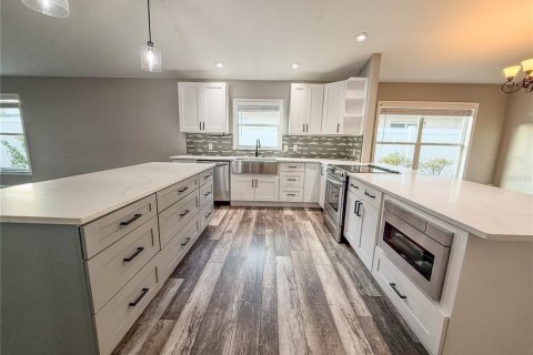 House in Tampa, Florida 4 bedrooms, 158.4 sq.m. № 2167559 - photo 8