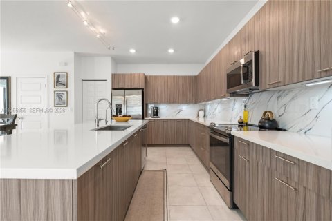 Купить таунхаус в Дорал, Флорида 4 спальни, 200.95м2, № 2009602 - фото 16