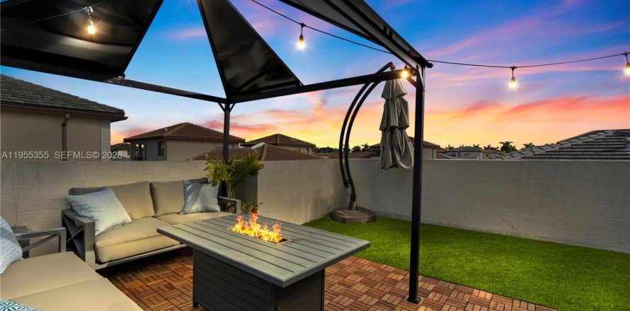 Таунхаус в URBANA в Дорал, Флорида 4 спальни, 200.95м2 № 2009602