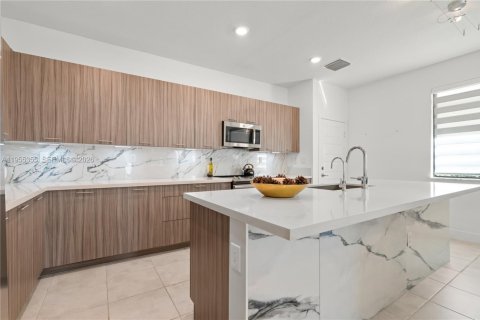 Купить таунхаус в Дорал, Флорида 4 спальни, 200.95м2, № 2009602 - фото 14