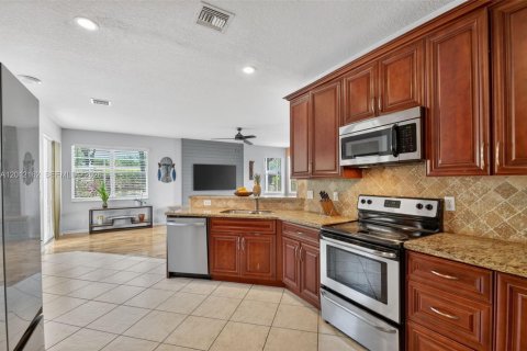 House in Lake Worth, Florida 5 bedrooms, 269.51 sq.m. № 2074556 - photo 16
