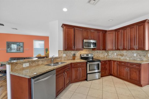 House in Lake Worth, Florida 5 bedrooms, 269.51 sq.m. № 2074556 - photo 18