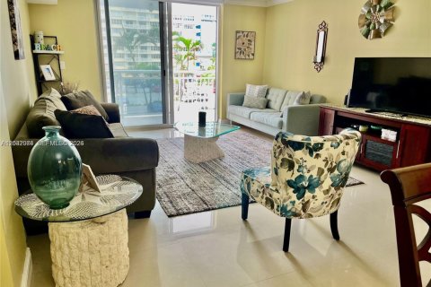 Copropriété à louer à Hallandale Beach, Floride: 2 chambres, 111.48 m2 № 2077942 - photo 4