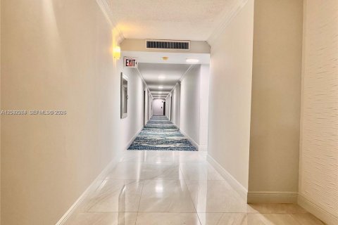 Copropriété à louer à Hallandale Beach, Floride: 2 chambres, 111.48 m2 № 2077942 - photo 25